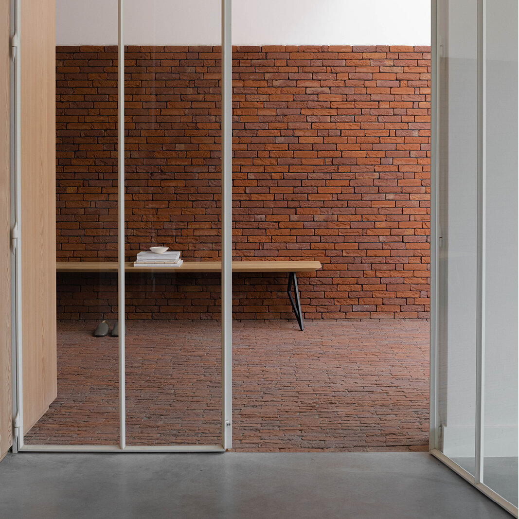 Design Dining Bench | Butterfly Bench Steel black powdercoating | Oak natural lacquer | Studio HENK | 