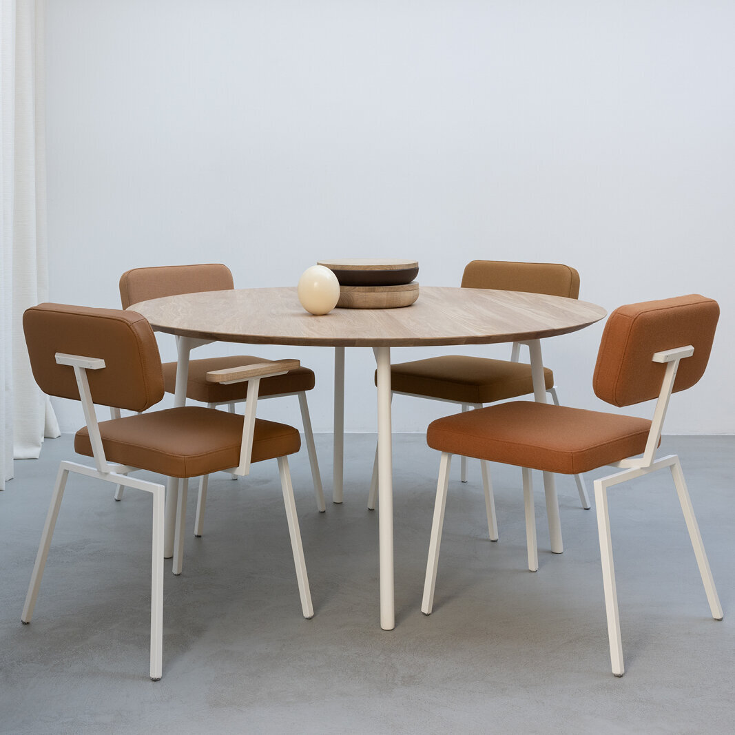 Design modern dining chair | Ode Chair with armrest Light Brown hallingdal65 224 | Studio HENK | 
