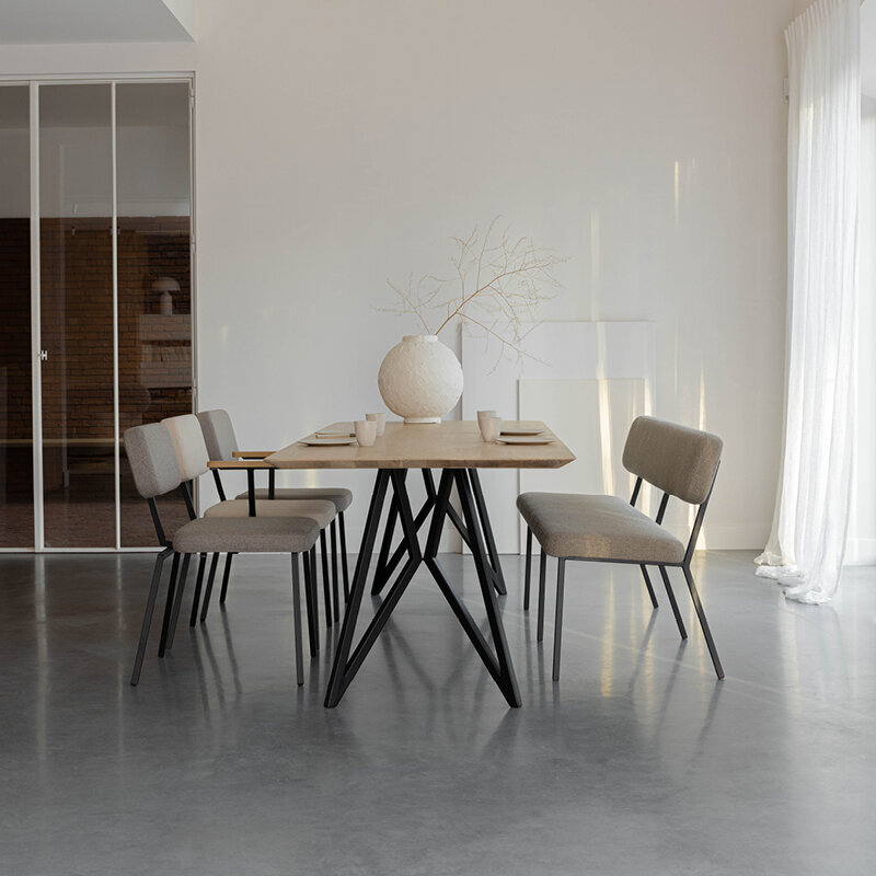 Design modern dining chair | Ode Chair with armrest Beige facet beige1037 | Studio HENK| 