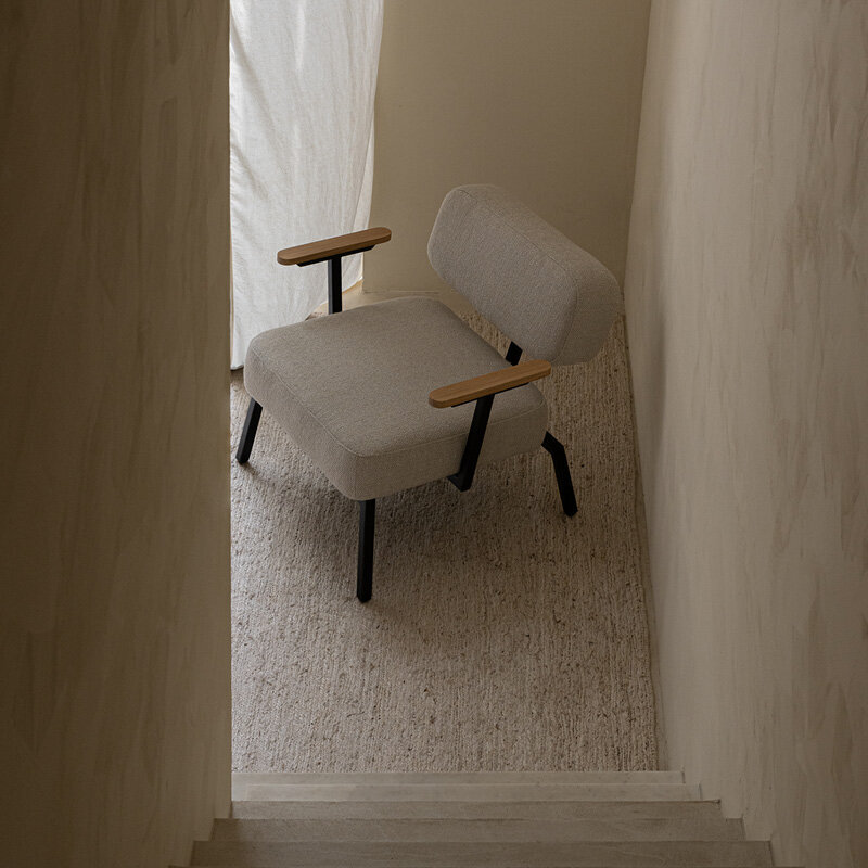 Design modern sofa | Ode lounge chair with armrest 1 facet beige1037 | Studio HENK | 