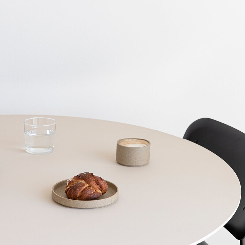 Ronde Design dining table | Butterfly Quadpod Steel black powdercoating | HPL Fenix beige arizona | Studio HENK| 