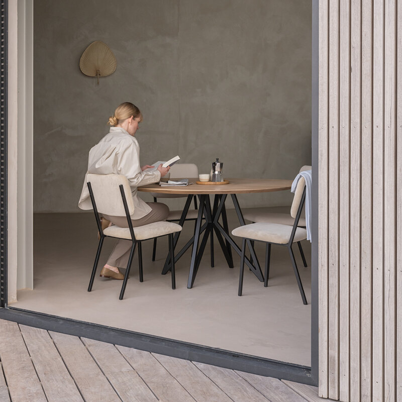 Ronde Design dining table | Butterfly Quadpod Steel white powdercoating | Oak white lacquer | Studio HENK| 