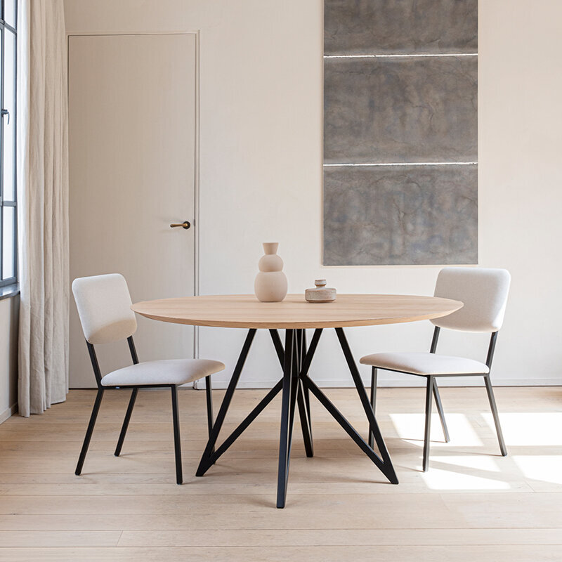 Ronde Design dining table | Butterfly Quadpod Steel white powdercoating | Oak white lacquer | Studio HENK| 