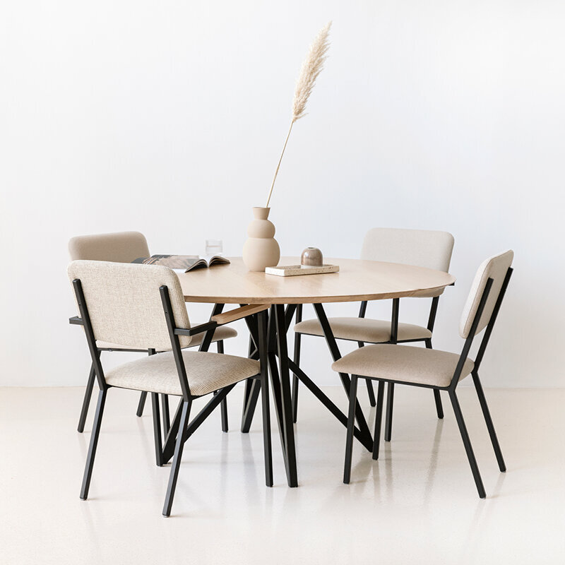 Ronde Design dining table | Butterfly Quadpod Steel white powdercoating | Oak white lacquer | Studio HENK| 