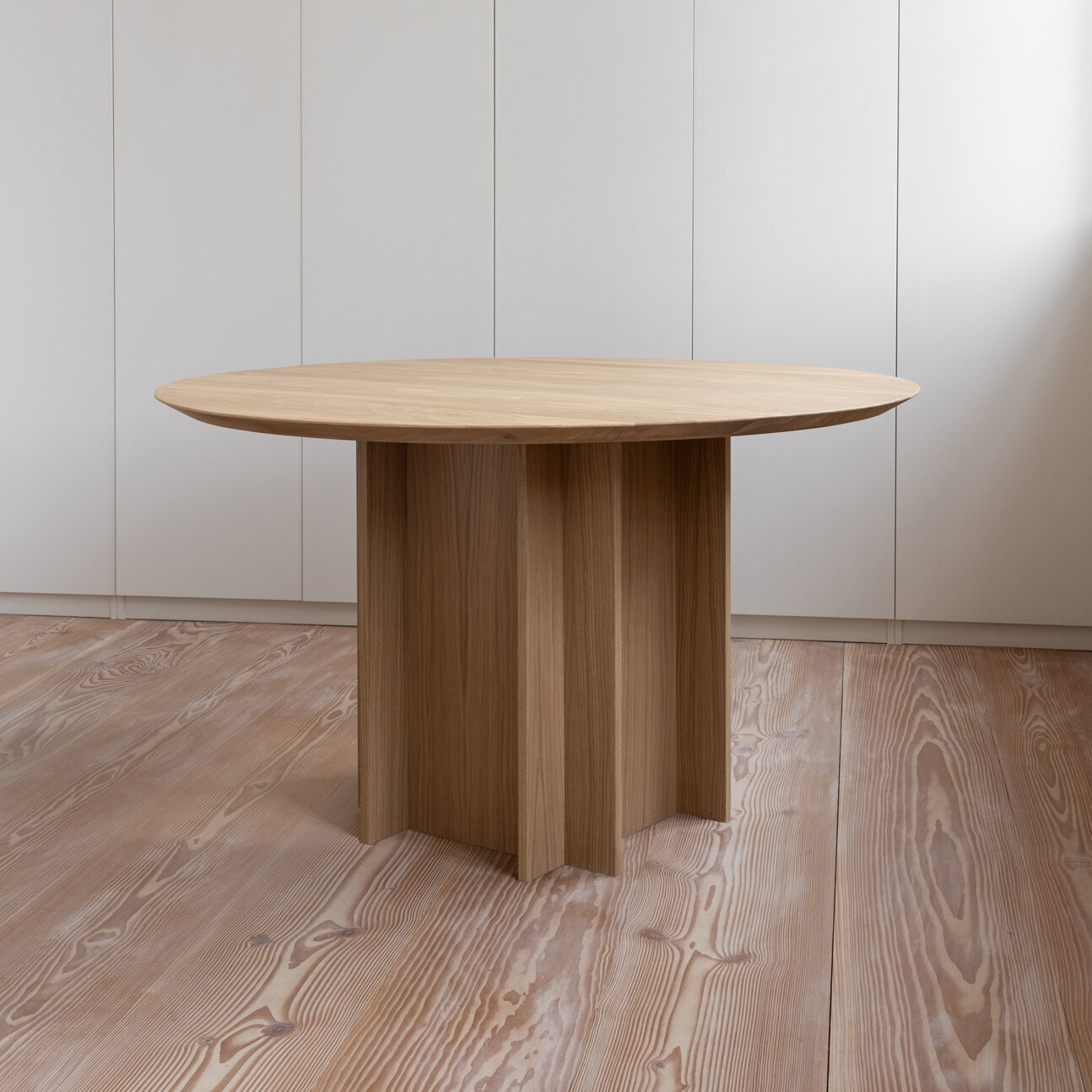 Ronde Design dining table | Column Quadpod Walnut naturel lacquer | Walnut naturel lacquer | Studio HENK | 