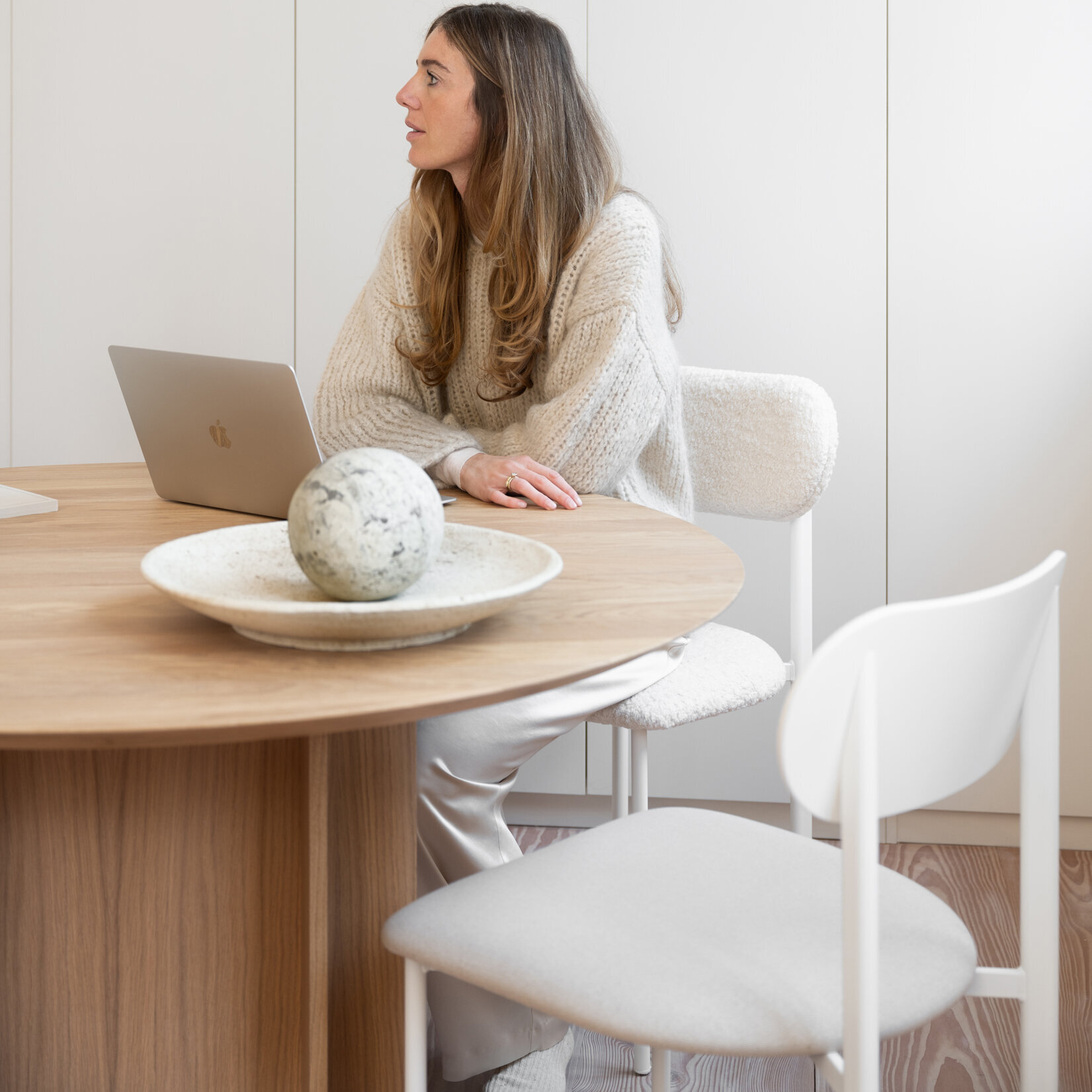 Ronde Design dining table | Column Quadpod Walnut naturel lacquer | Walnut naturel lacquer | Studio HENK | 