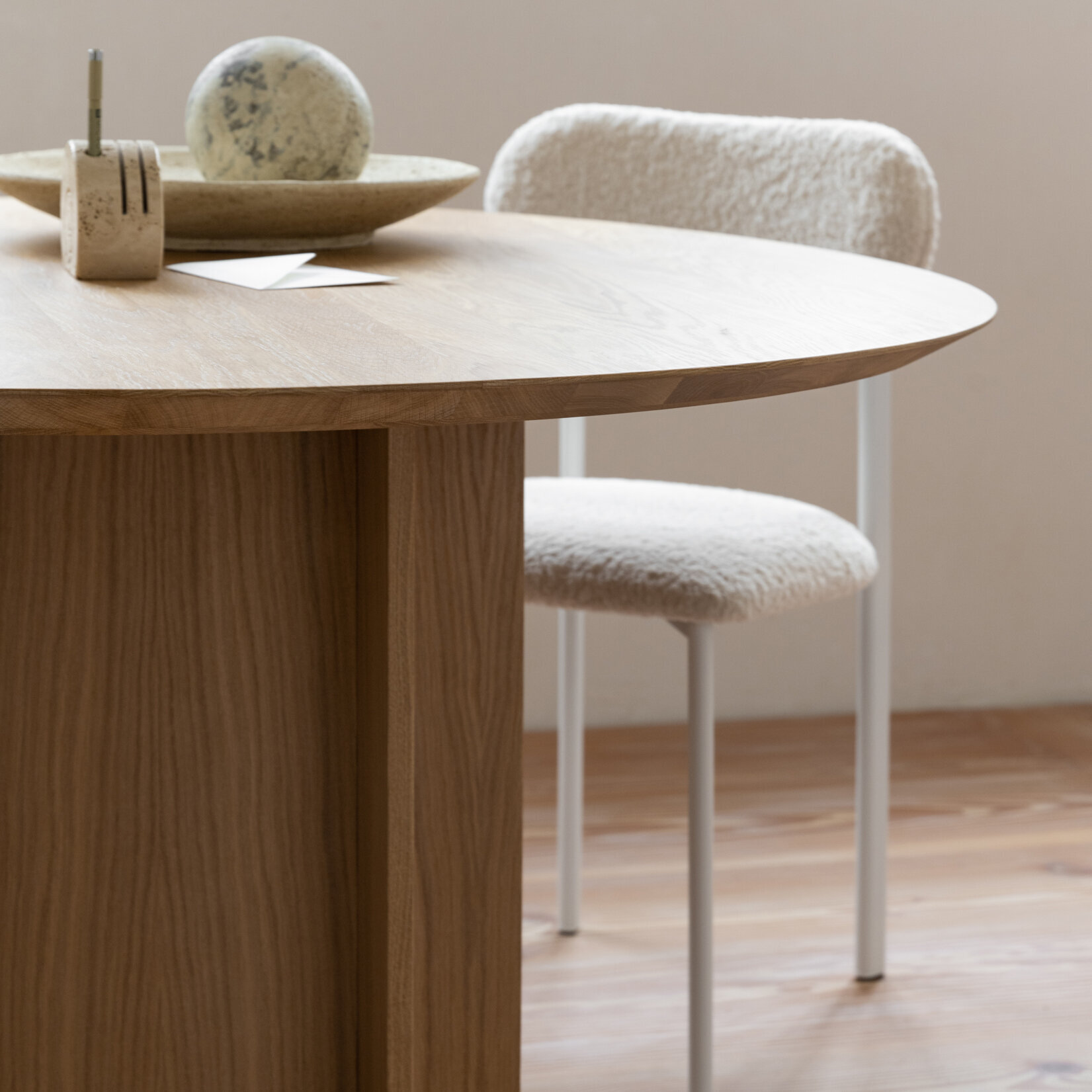 Ronde Design dining table | Column Quadpod Walnut naturel lacquer | Walnut naturel lacquer | Studio HENK | 