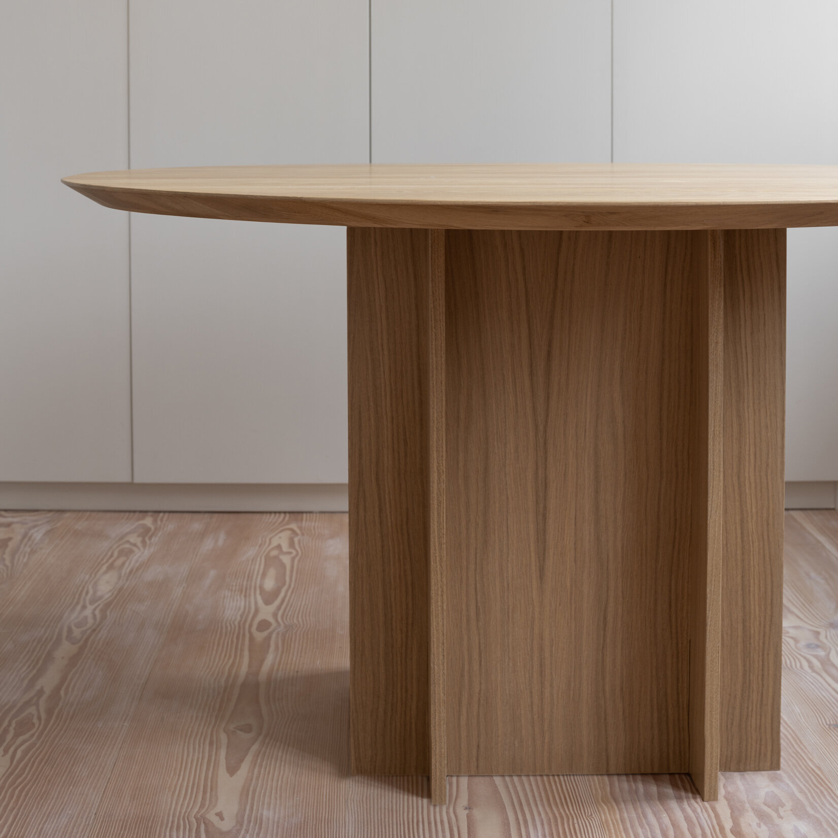 Ronde Design dining table | Column Quadpod Walnut naturel lacquer | Walnut naturel lacquer | Studio HENK | 