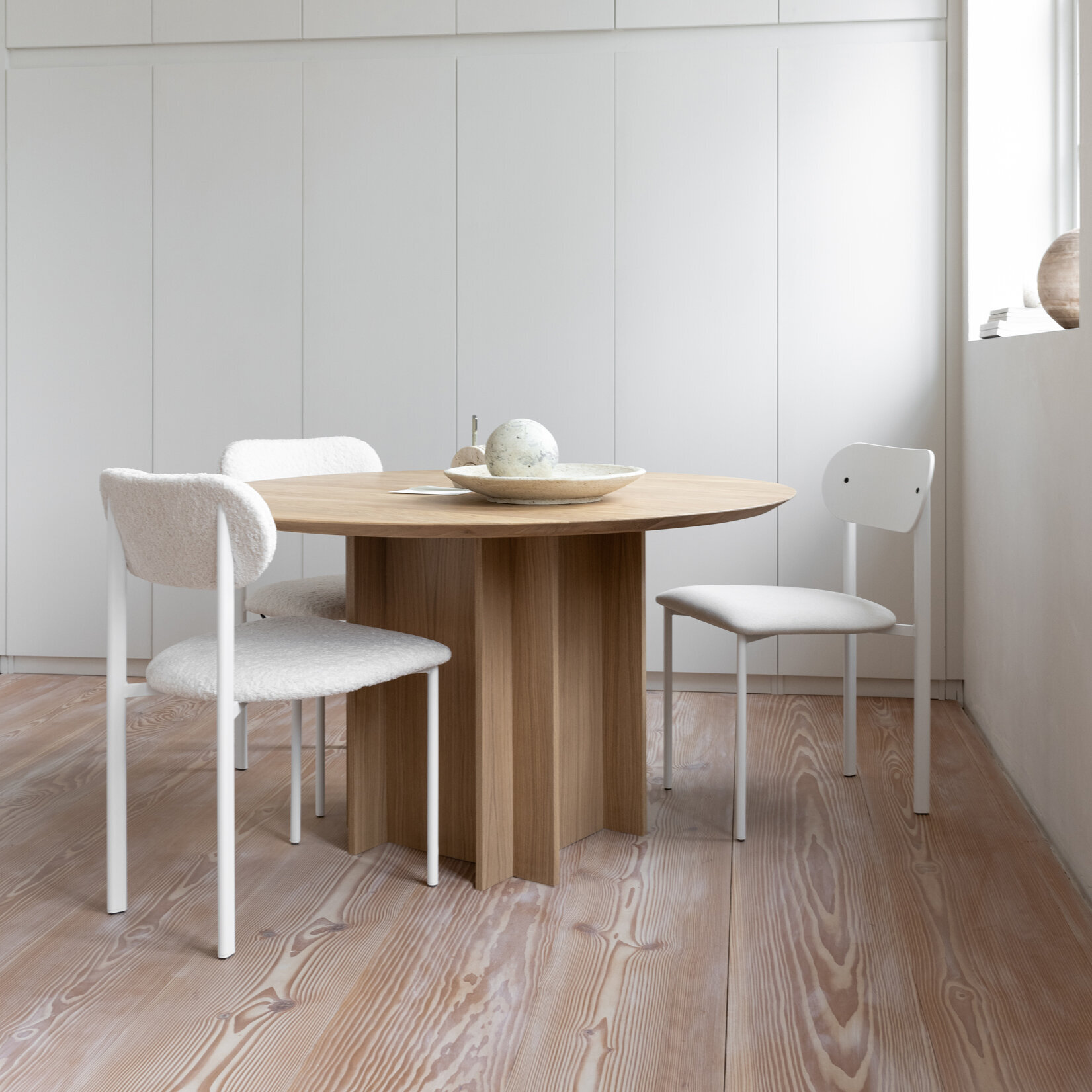 Ronde Design dining table | Column Quadpod Walnut naturel lacquer | Walnut naturel lacquer | Studio HENK | 