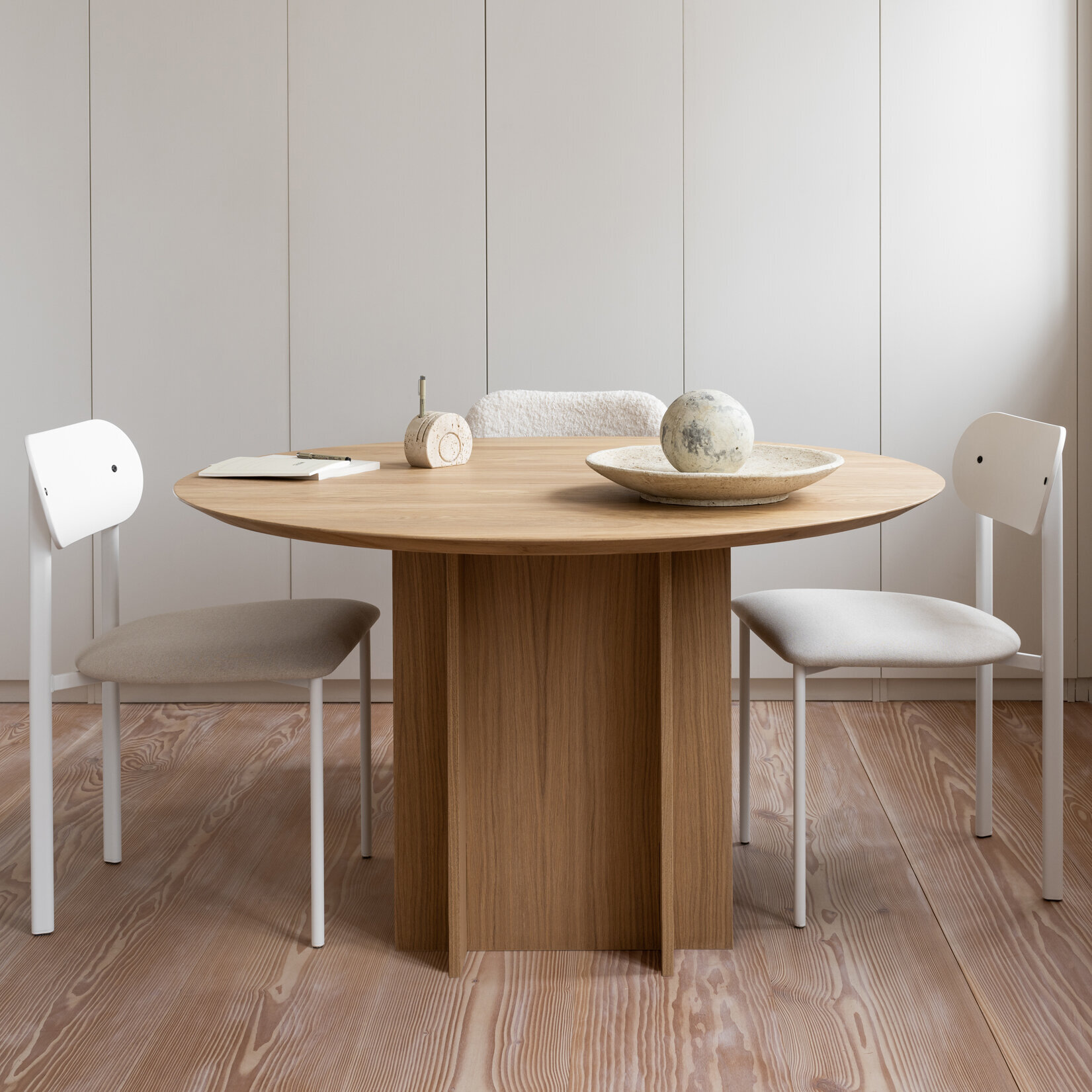 Ronde Design dining table | Column Quadpod Walnut naturel lacquer | Walnut naturel lacquer | Studio HENK | 