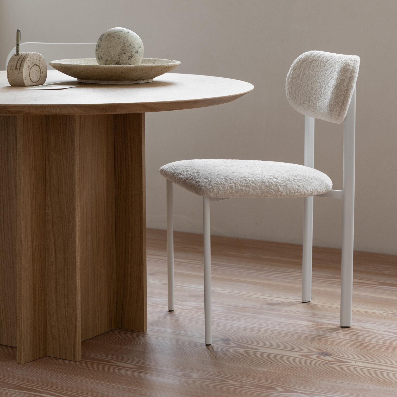 Ronde Design dining table | Column Quadpod Walnut naturel lacquer | Walnut naturel lacquer | Studio HENK | 