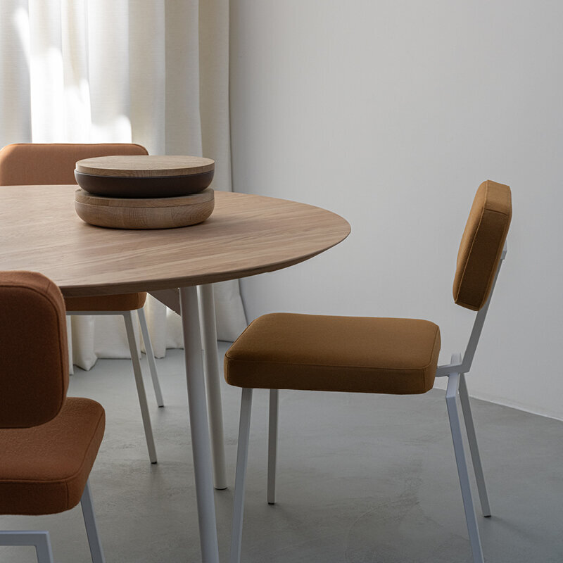Ronde Design dining table | Flyta Quadpod Steel white powdercoating | Oak hardwax oil natural light | Studio HENK| 