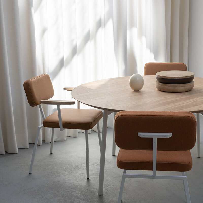 Ronde Design dining table | Flyta Quadpod Steel black powdercoating | Oak smoked | Studio HENK| 