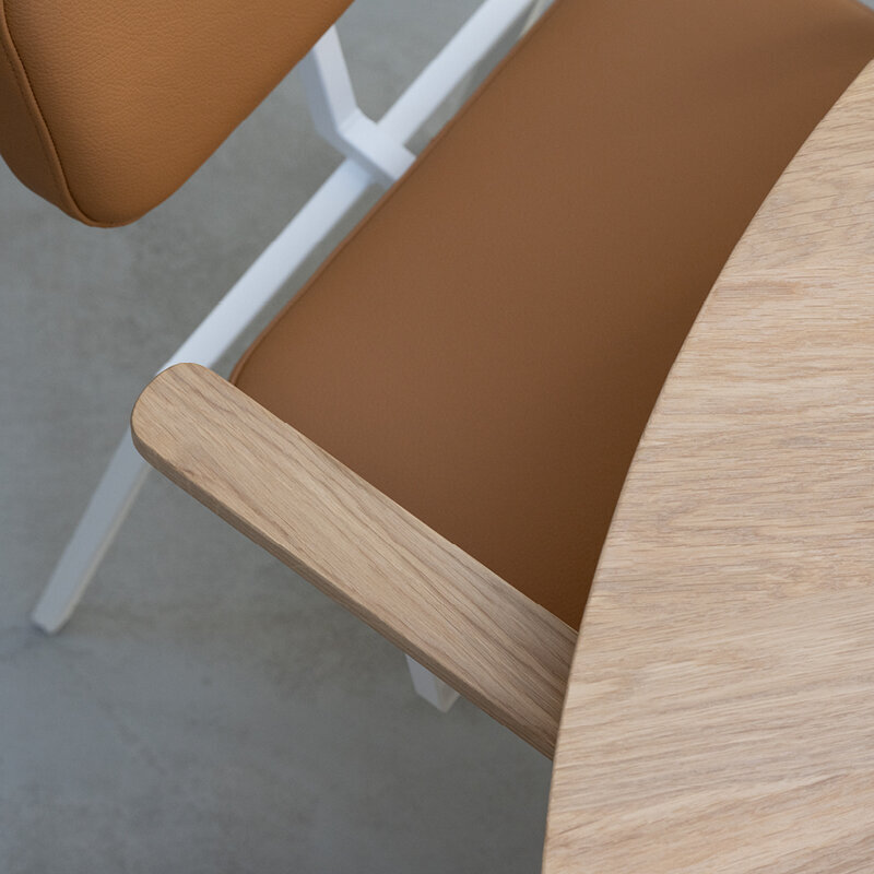 Ronde Design dining table | Flyta Quadpod Steel white powdercoating | Oak hardwax oil natural light | Studio HENK| 