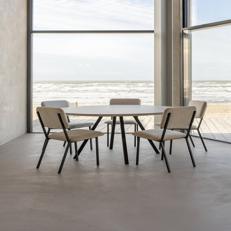 Ronde Design dining table | New Classic Quadpod Steel white powdercoating | Oak white lacquer | Studio HENK| 