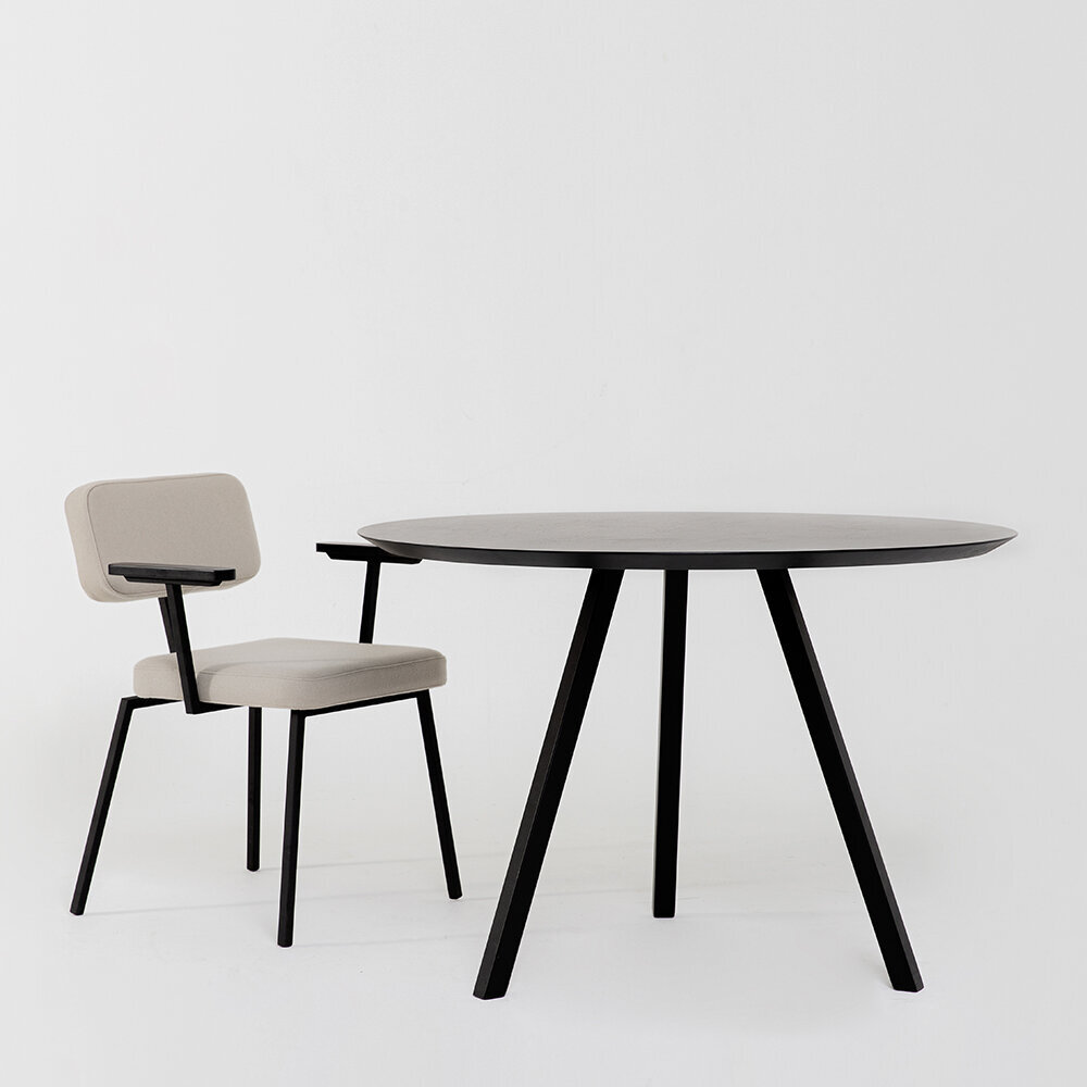 Ronde Design dining table | New Classic Tripod Steel white powdercoating | Oak black lacquer | Studio HENK | 