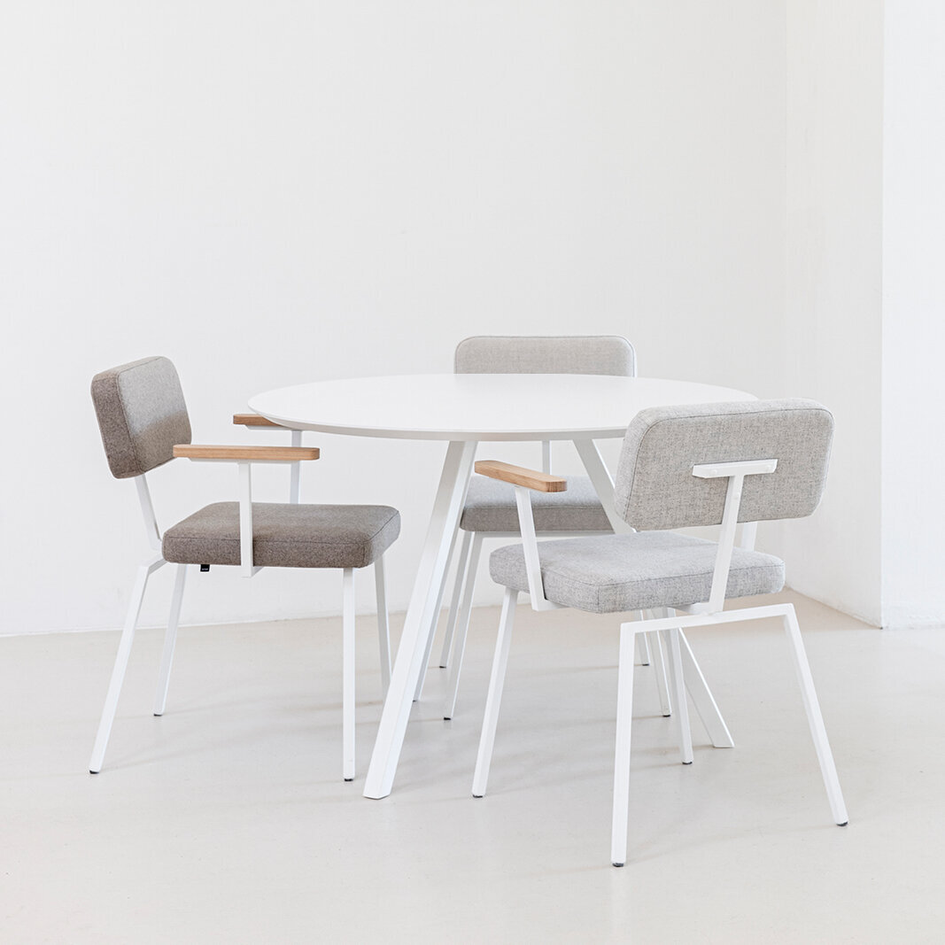 Ronde Design dining table | New Classic Tripod Steel white powdercoating | Oak white lacquer | Studio HENK| 