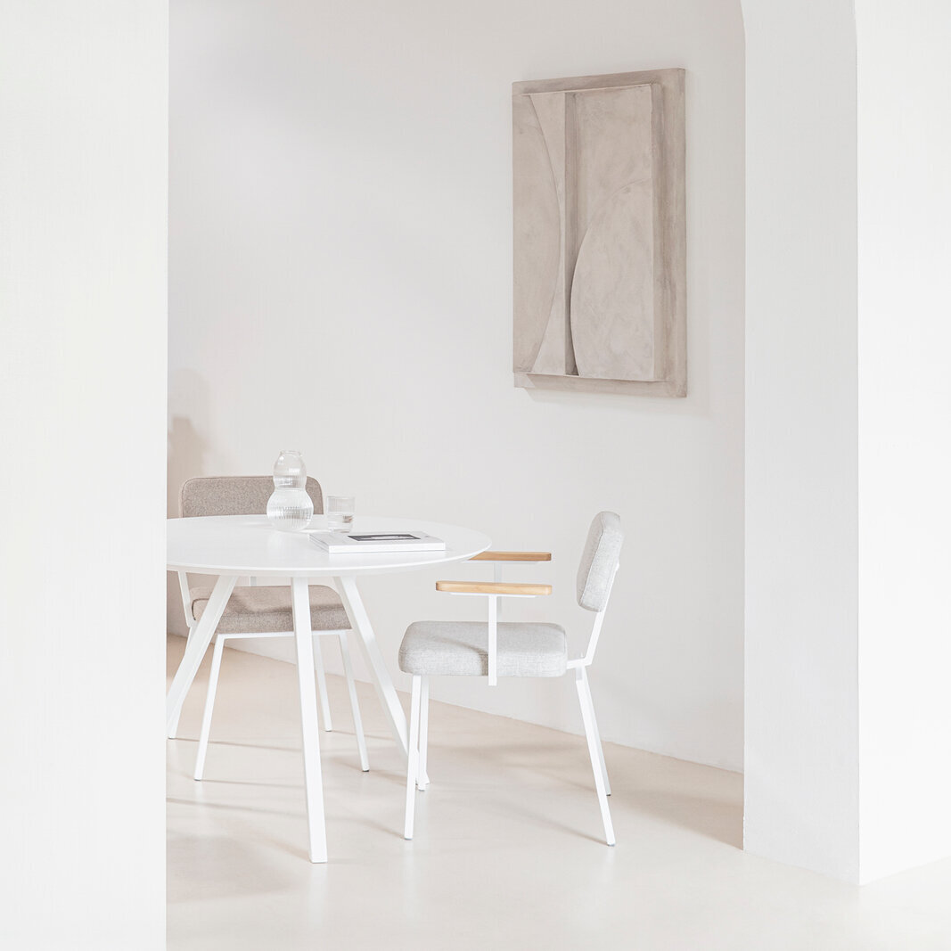 Ronde Design dining table | New Classic Tripod Steel white powdercoating | Oak white lacquer | Studio HENK| 