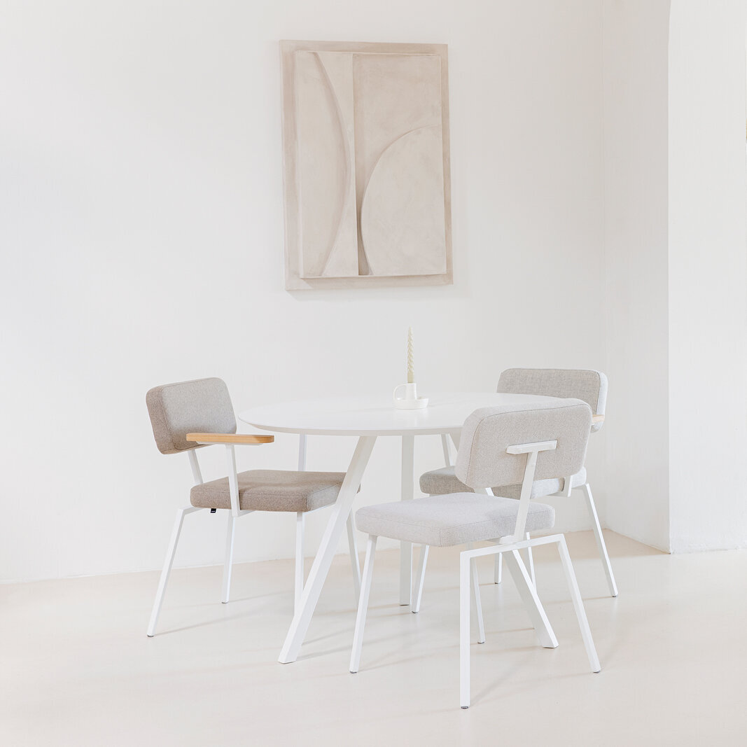 Ronde Design dining table | New Classic Tripod Steel black powdercoating | Walnut naturel lacquer | Studio HENK| 