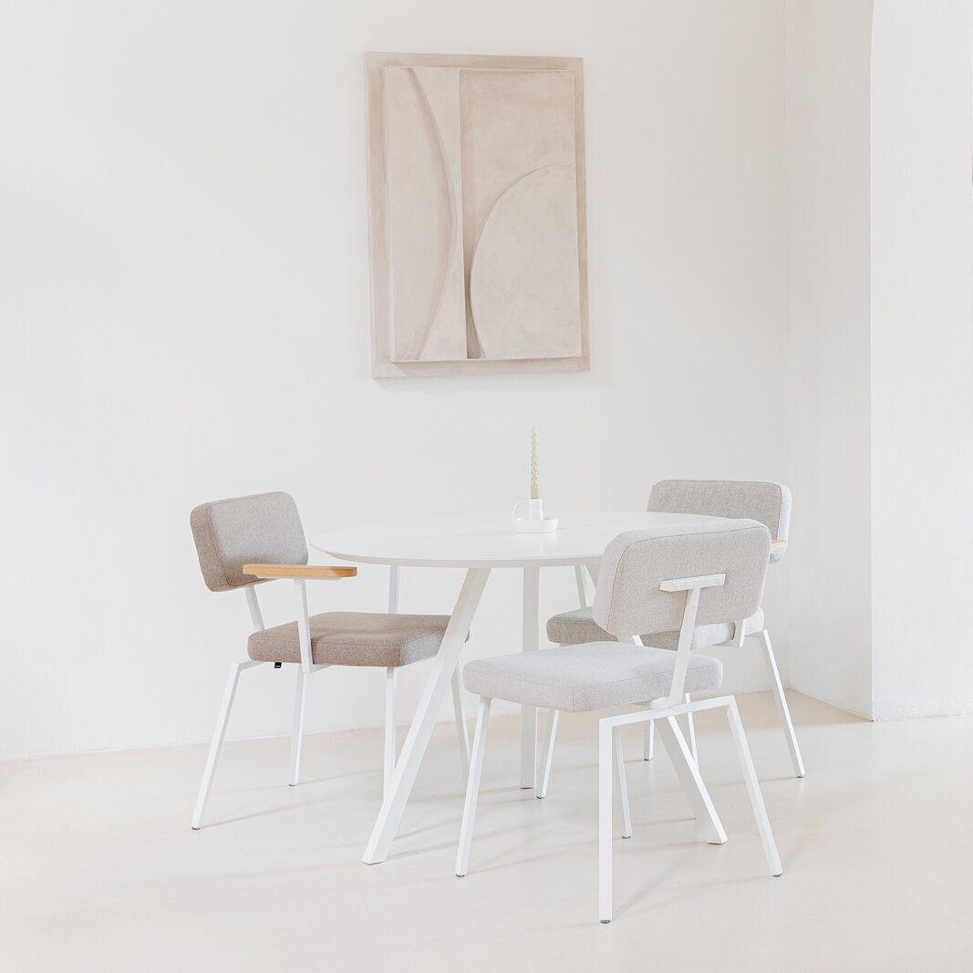 Ronde Design dining table | New Classic Tripod Steel white powdercoating | Oak white lacquer | Studio HENK| 