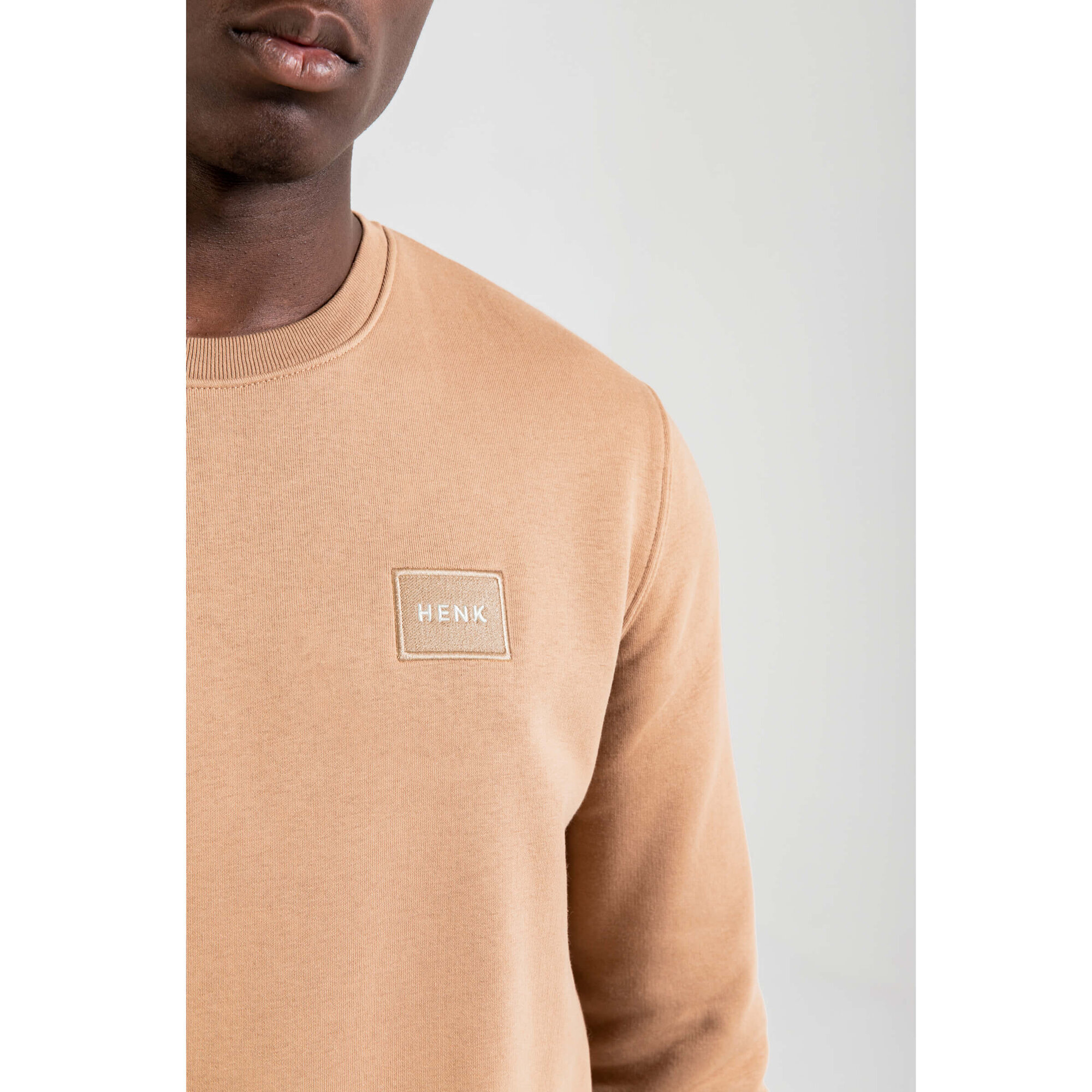 Sweater | Camel | Studio HENK | Setting3