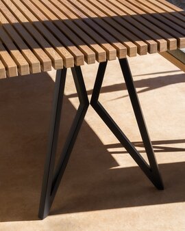FSC gecertificeerd Iroko hout en zwart stalen frame