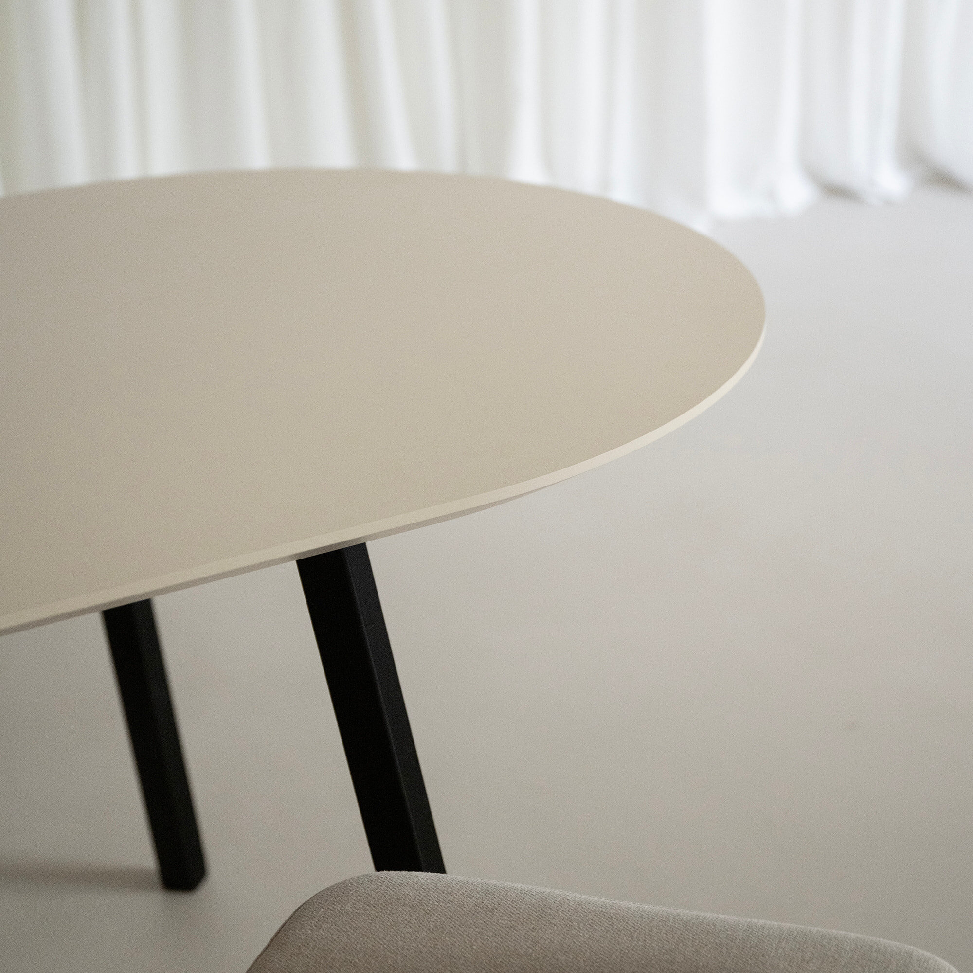 Flat oval Design dining table | New Classic Steel black powdercoating | HPL Unilin Sunset beige | Studio HENK| 
