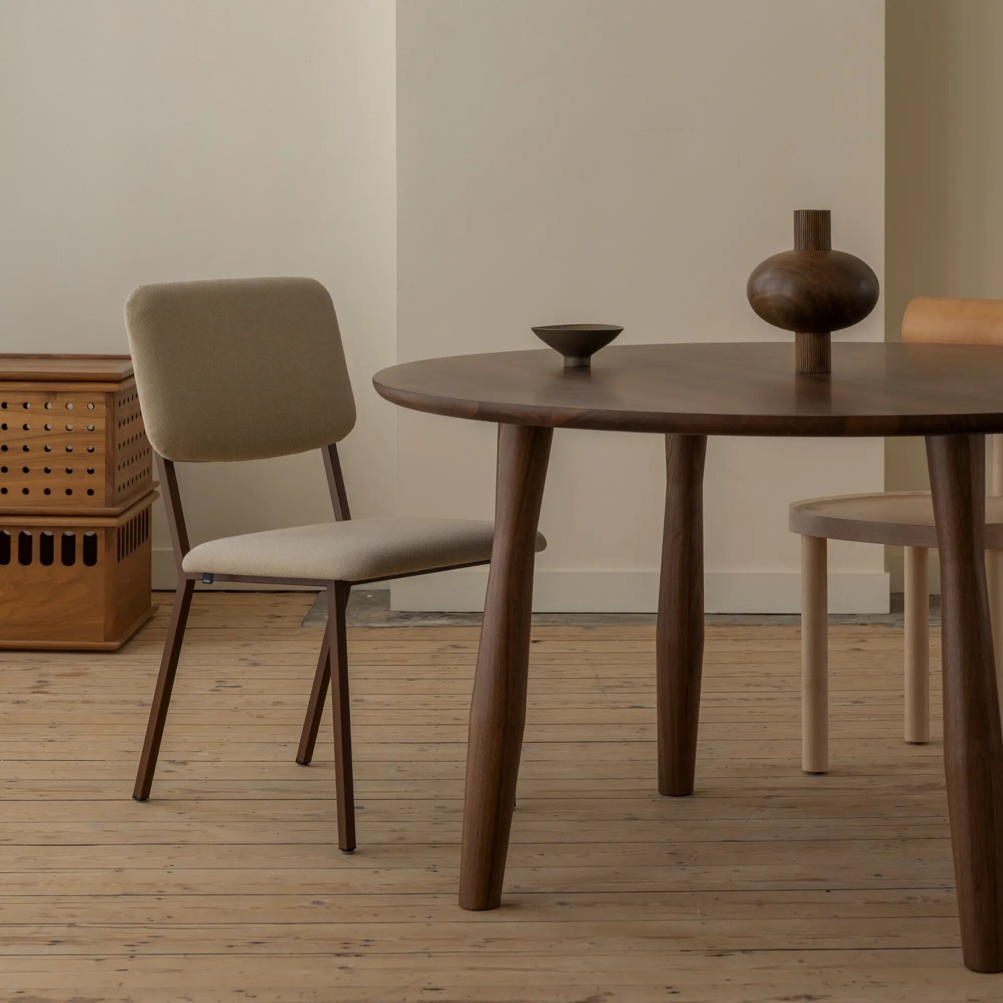 Ronde Design dining table | Dansk Quadpod  Walnut naturel lacquer | Walnut naturel lacquer | Studio HENK | 