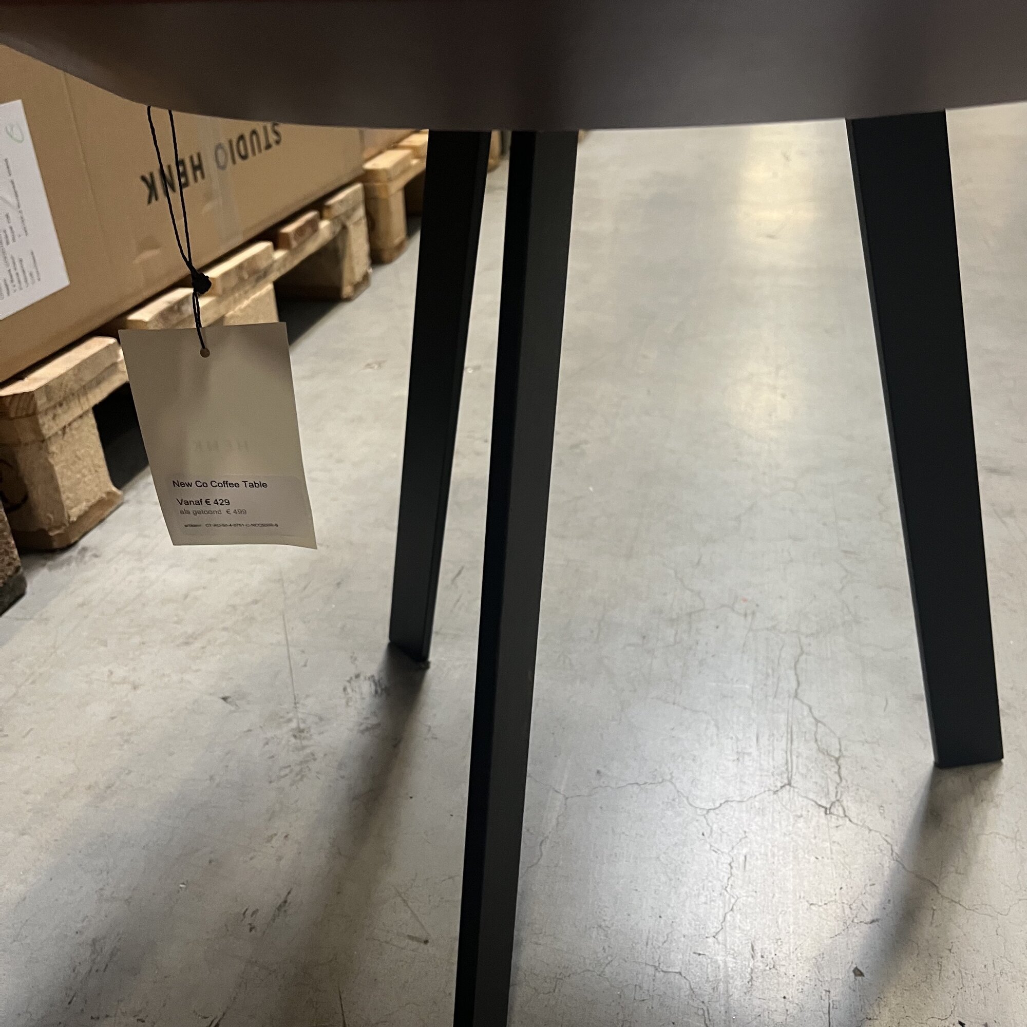 Design Coffee Table | New Co Coffee Table 50 Round Black | HPL Fenix rosso jaipur | Studio HENK | 