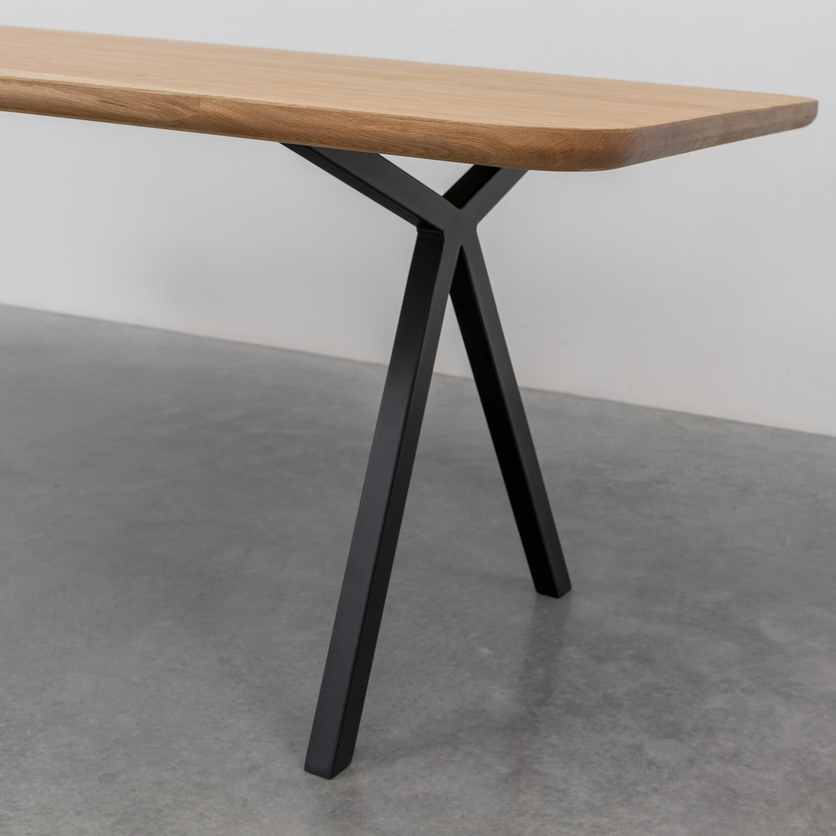  Design dining table | Slim X-type Steel black powdercoating | Oak hardwax oil natural | Studio HENK | 