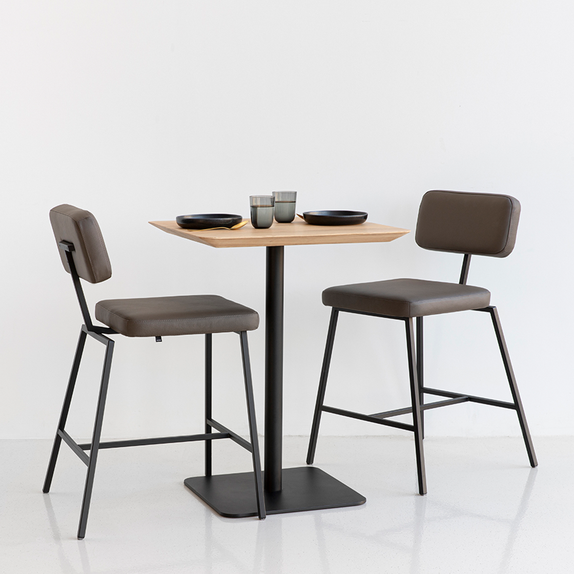 Central bar table 70x70 Oak natural lacquer