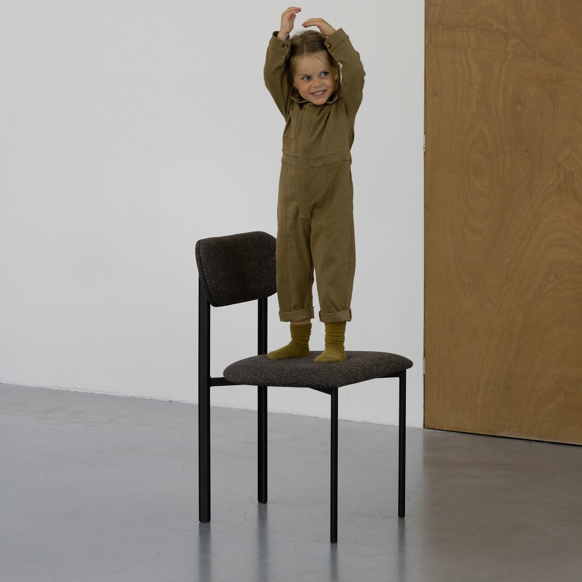 Oblique dining chair upholstered without armrest
