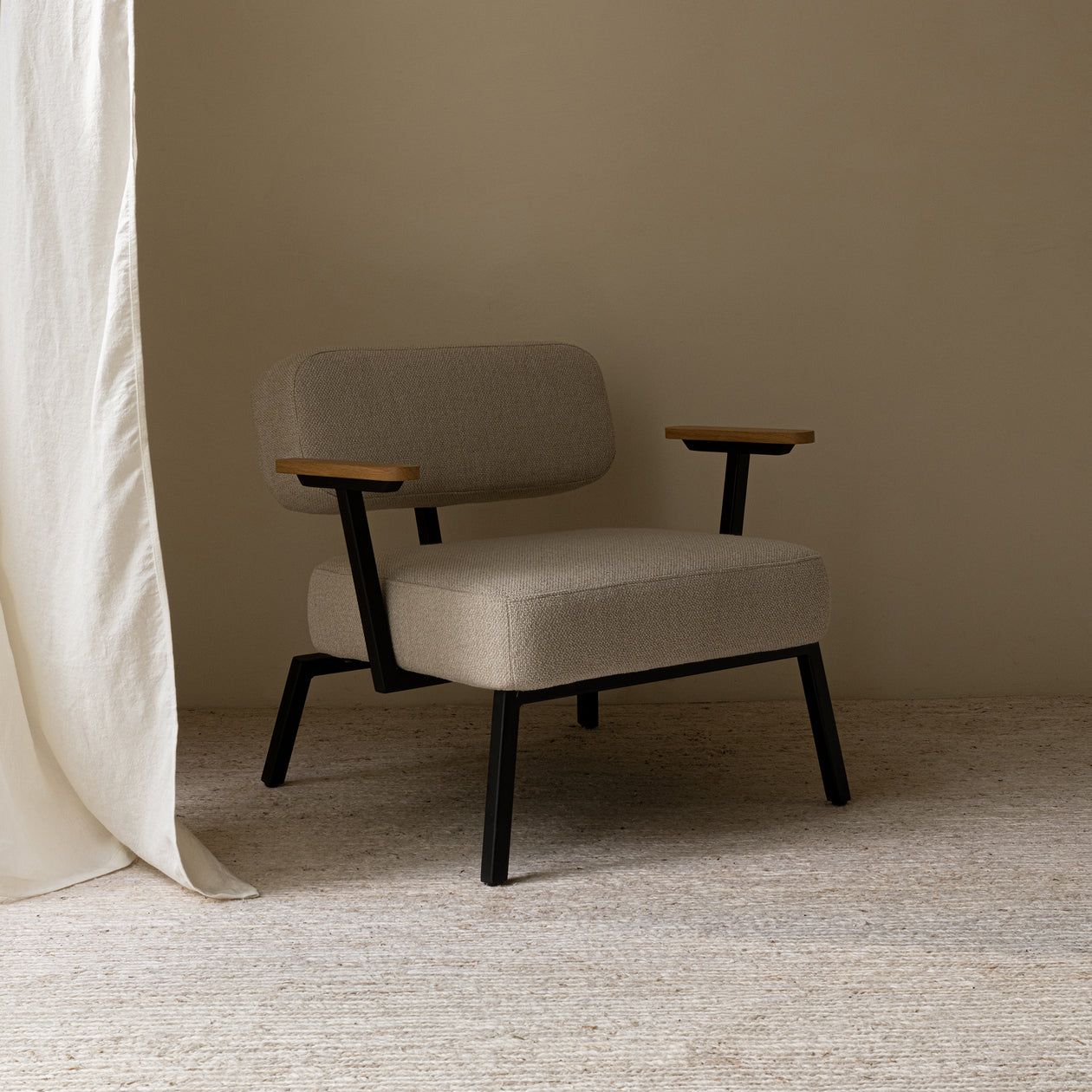 Ode armchair with armrests