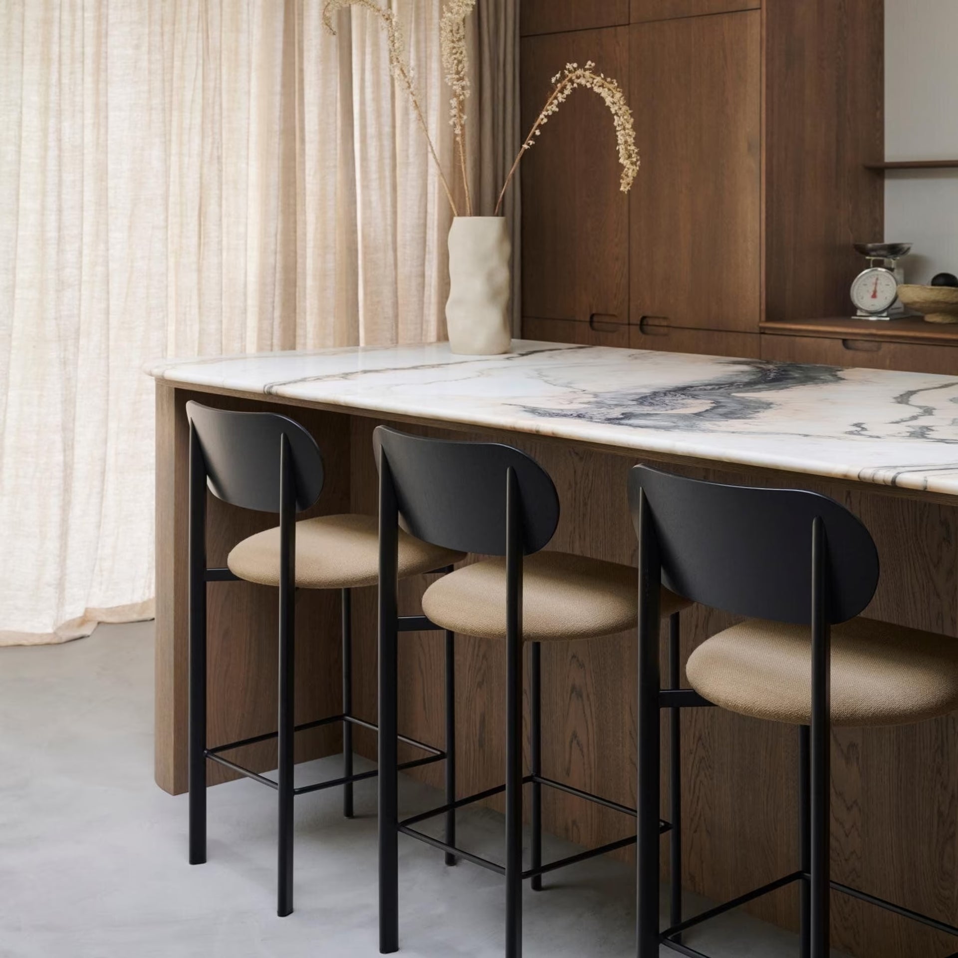 Oblique upholstered bar stool 650