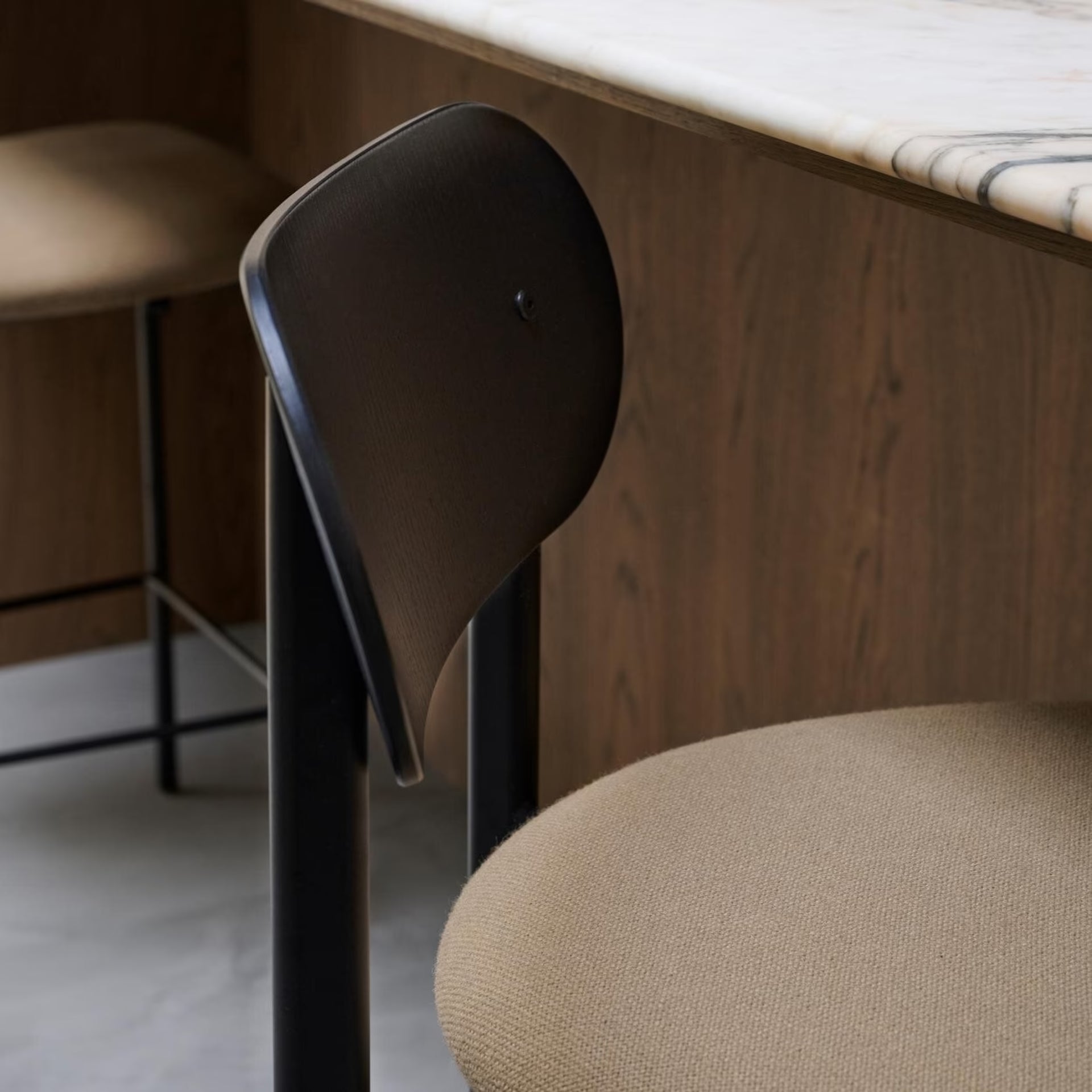 Oblique upholstered bar stool 650