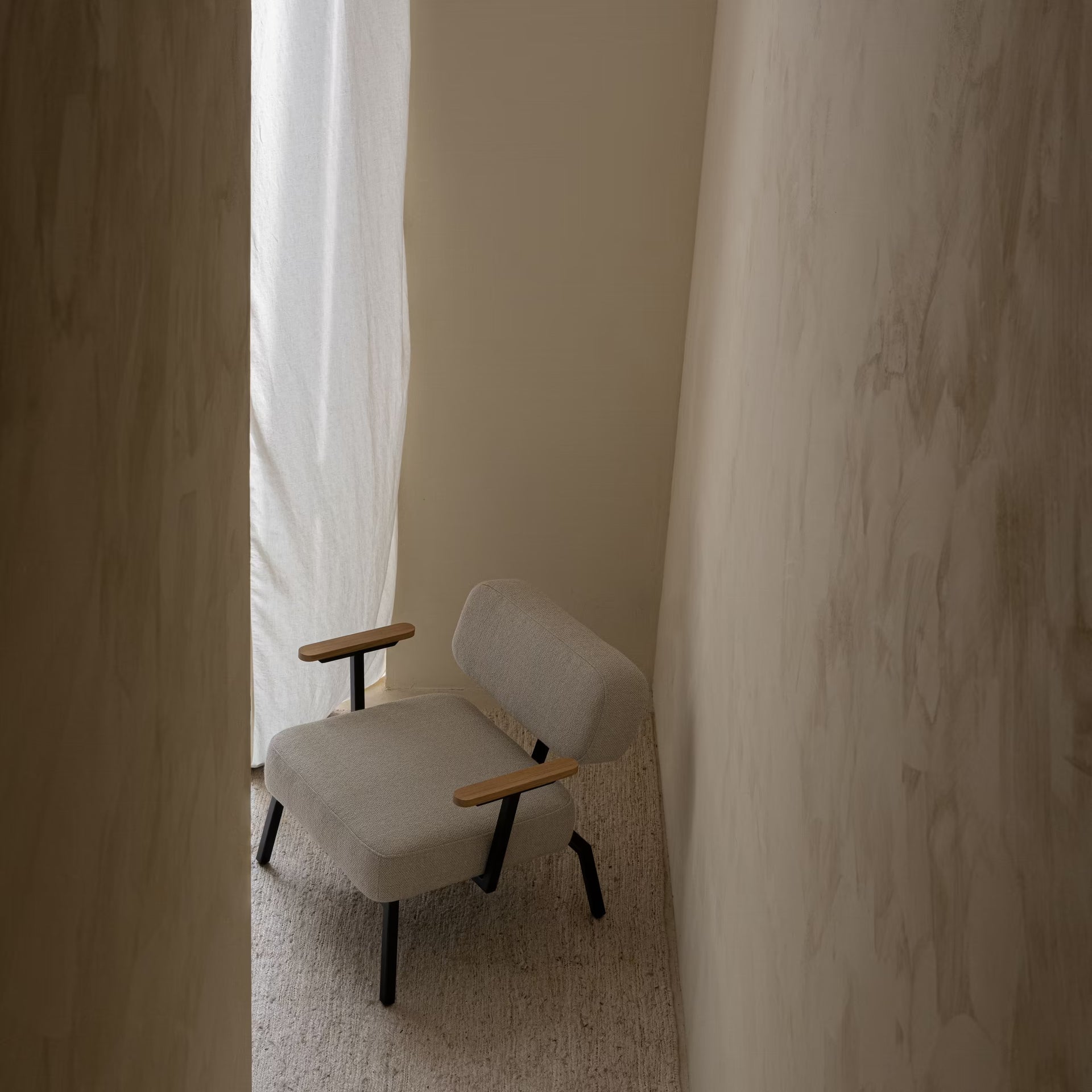 Ode armchair with armrests