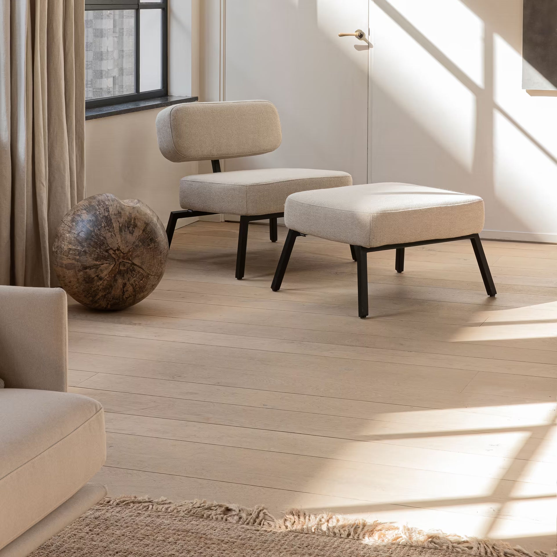 Ode armchair with armrests