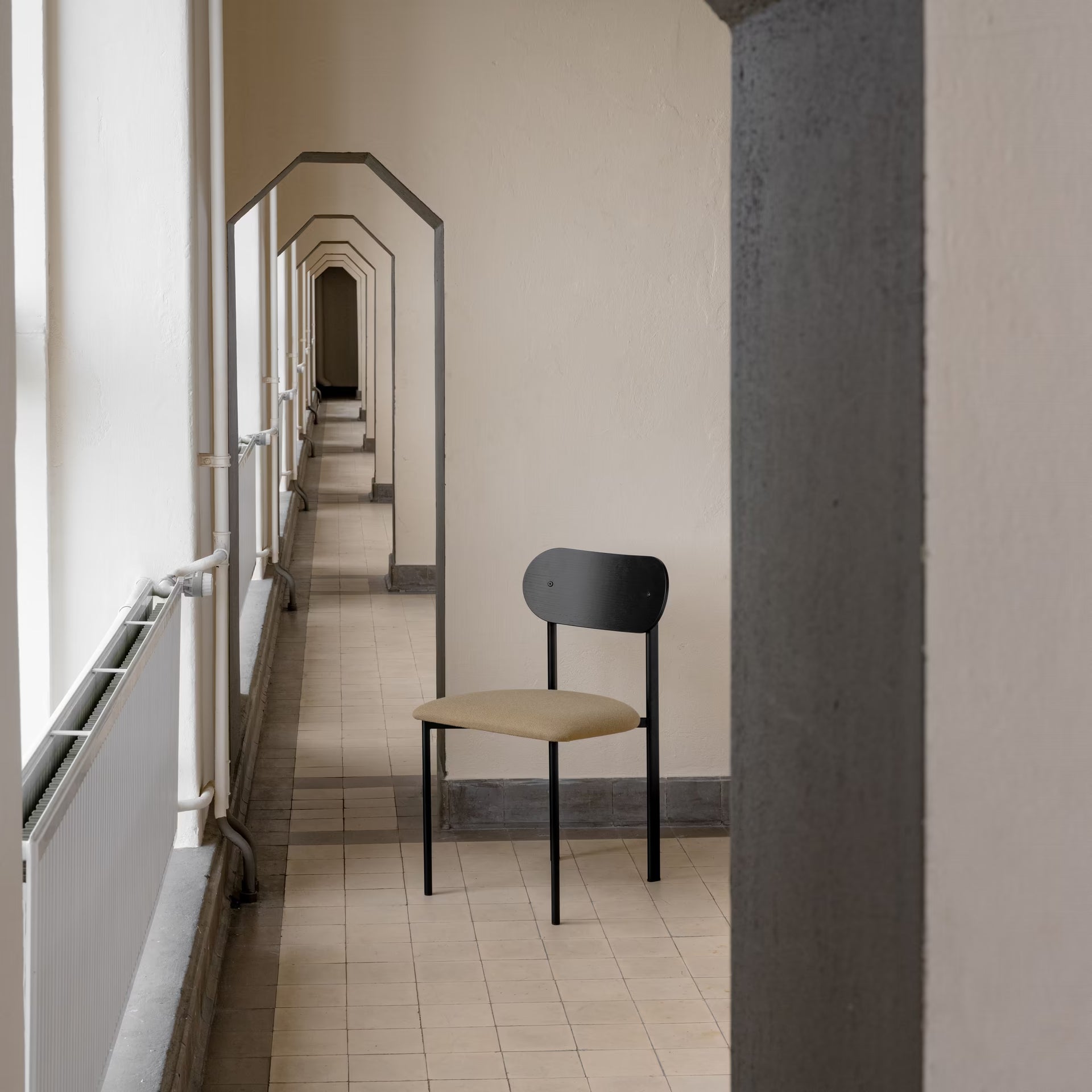 Oblique dining chair with armrest