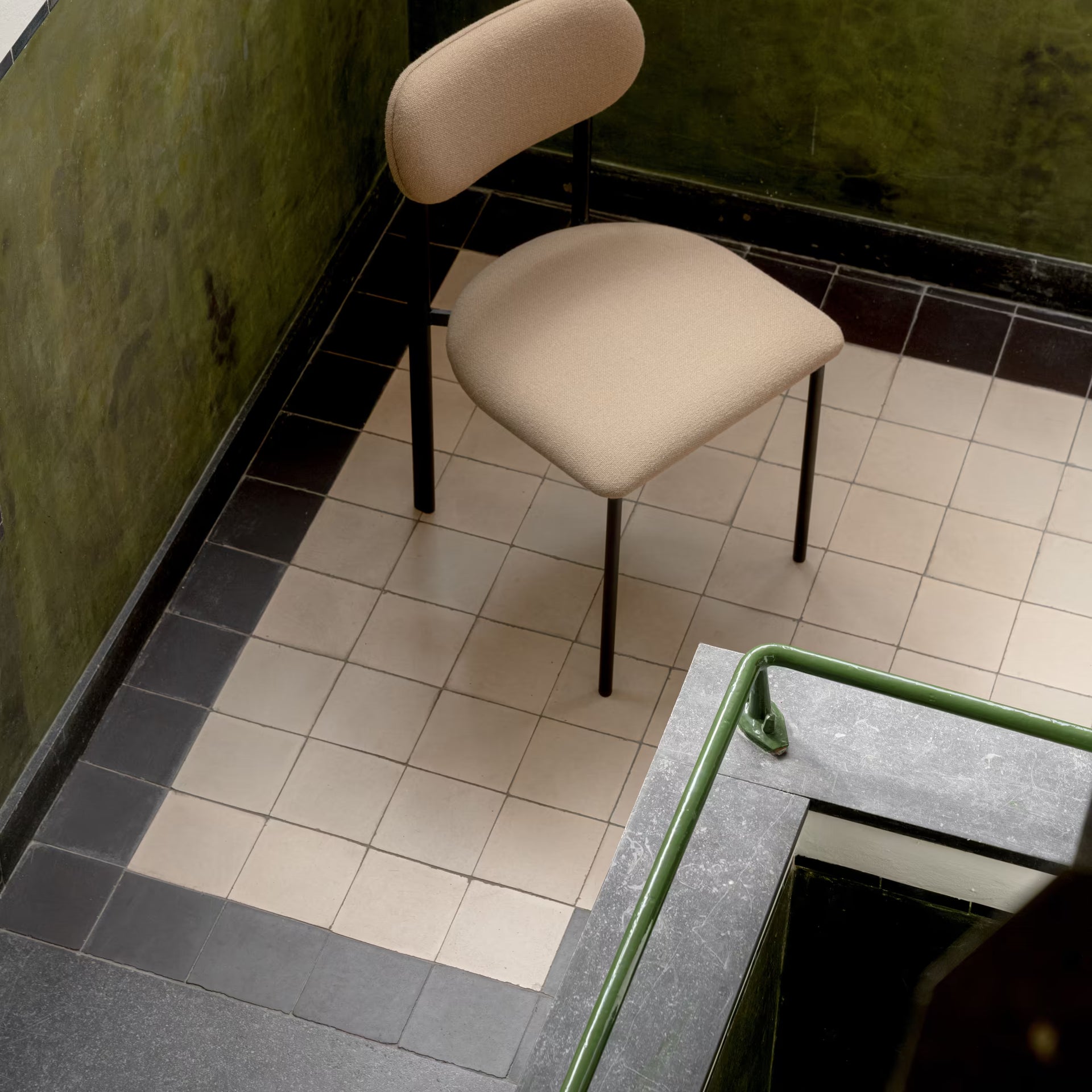Oblique dining chair with armrest