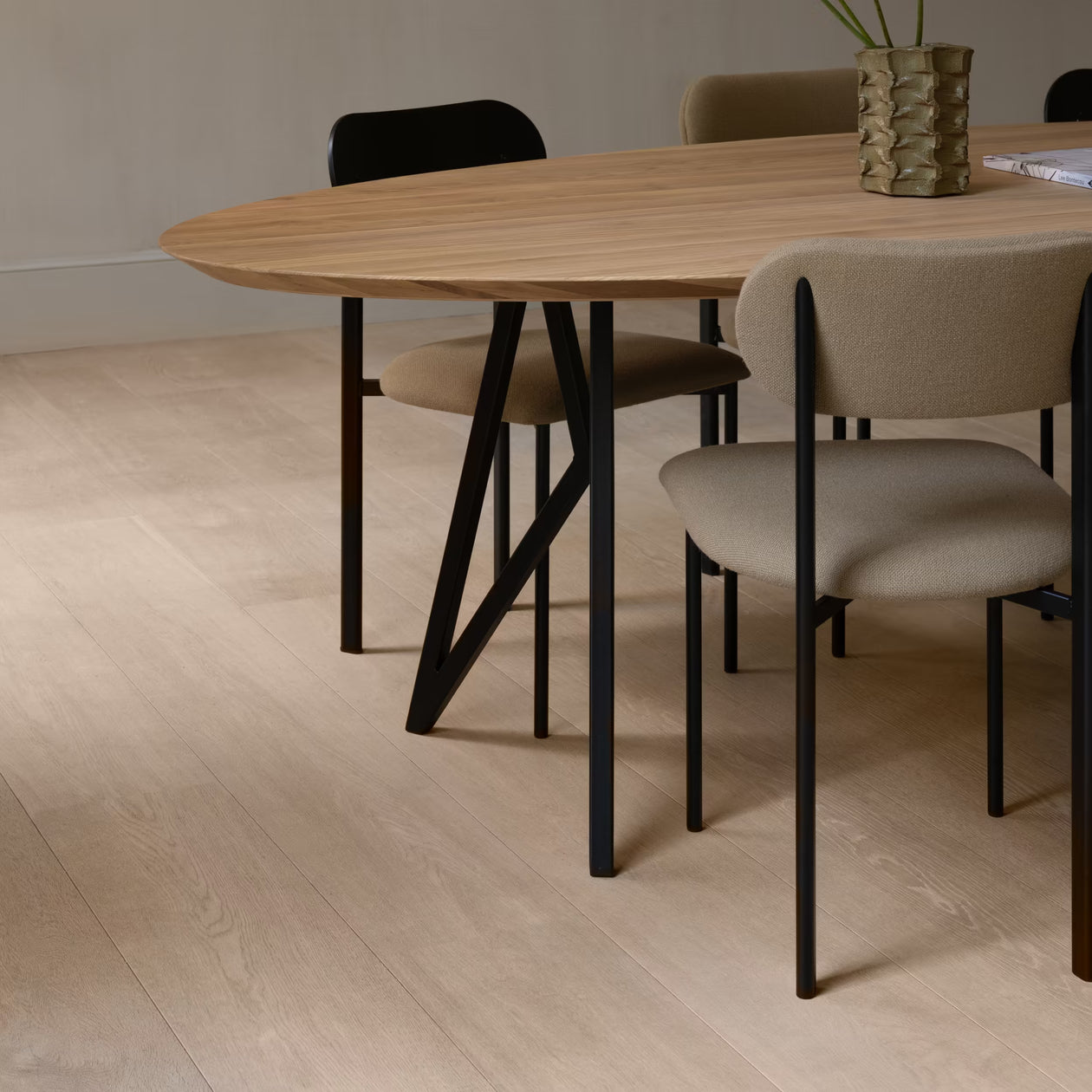 Butterfly Flat Oval Eiken hardwax olie natural light Staal zwarte poedercoating eettafel