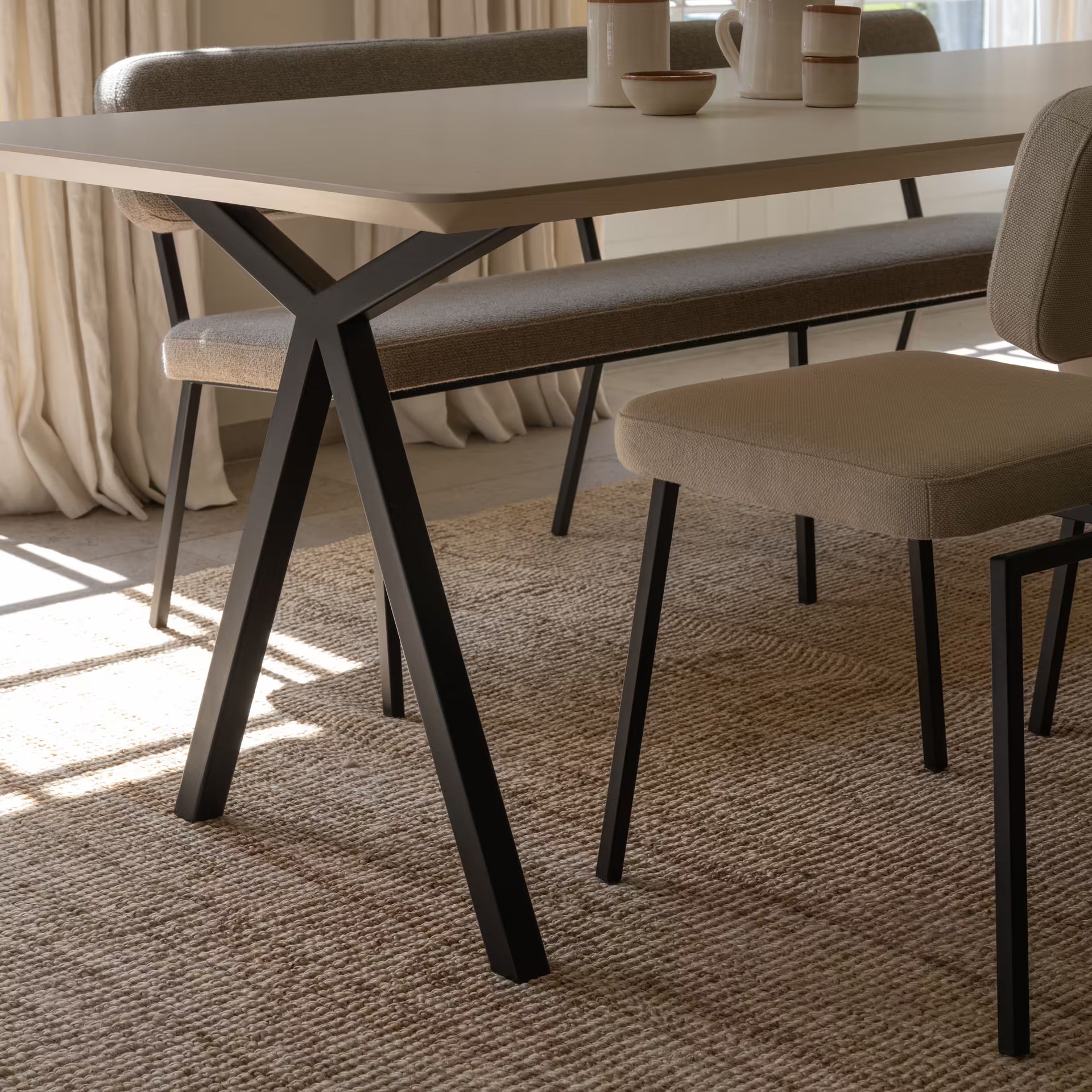 Slim X-type Blob Oak hardwax oil natural light Steel black powder-coated dining table