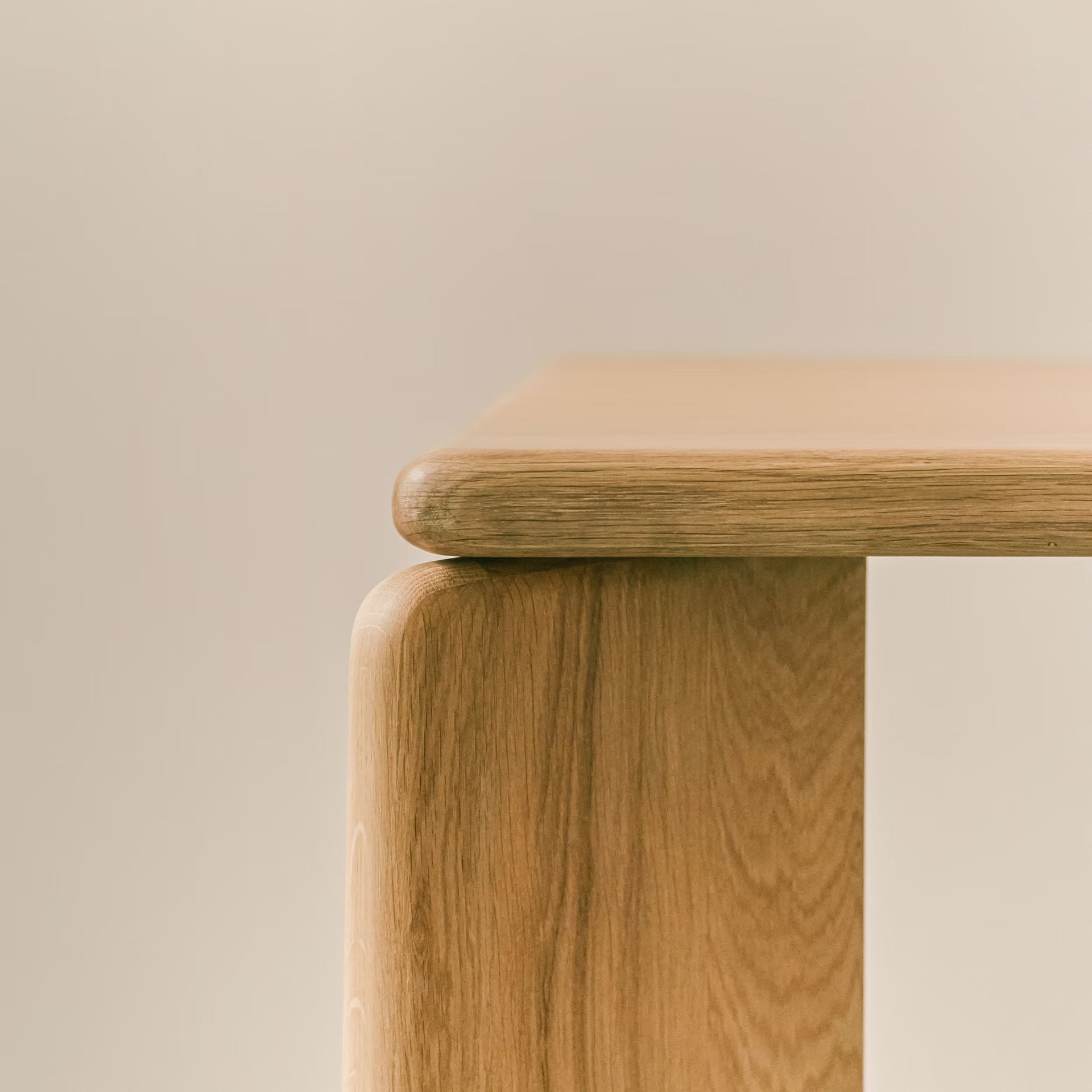 Soft Quadpod Round Oak Smoked Stain Dining Table